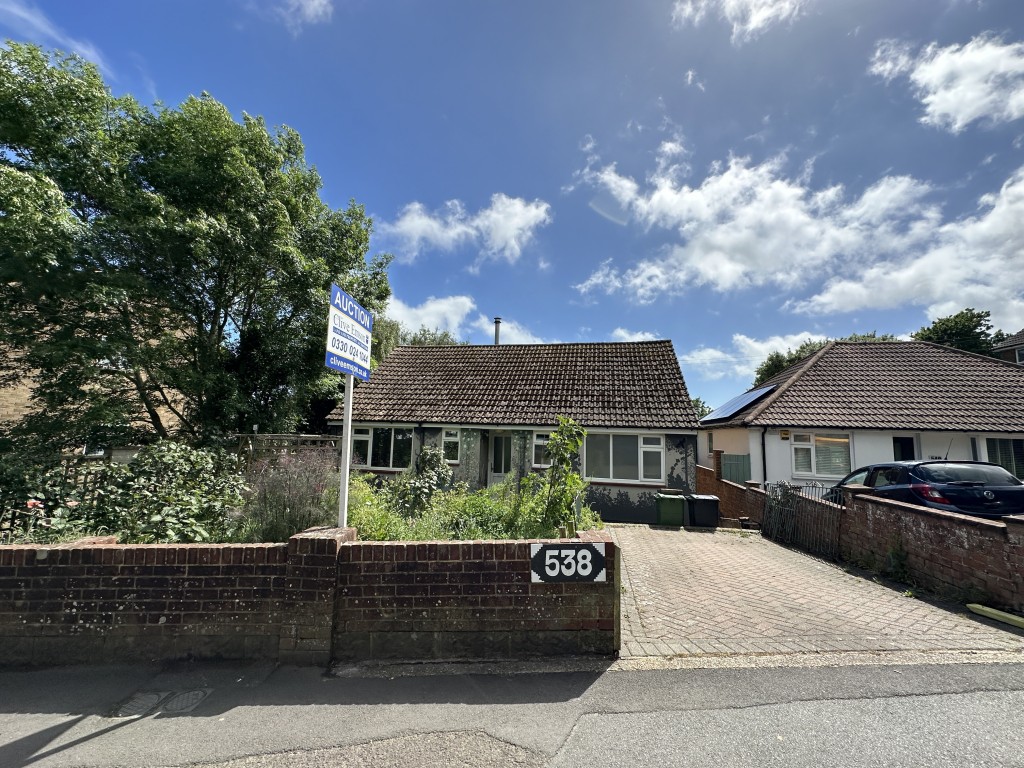 Lot: 125 - THREE-BEDROOM DETACHED HOUSE WITH POTENTIAL - Front of Detached property